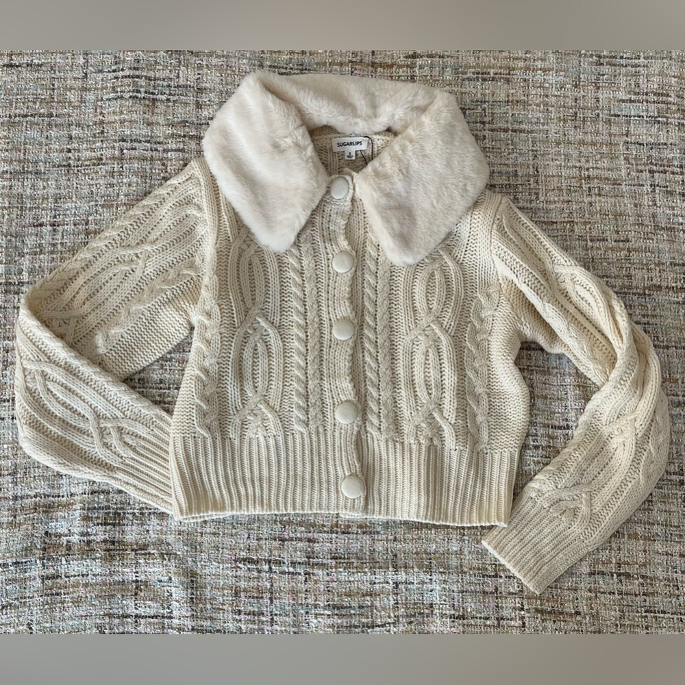 Cropped cable knit cardigan with detach and faux fur collar.